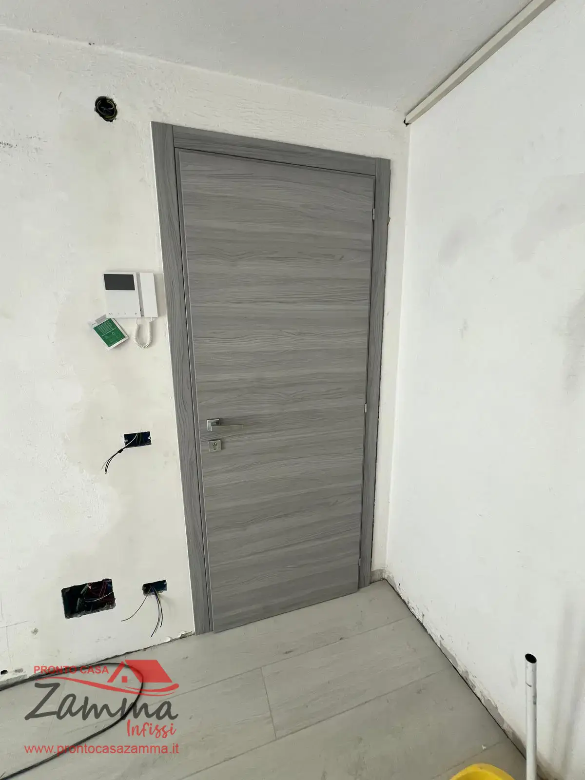 lavori porta grigia